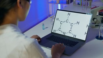 AI Helps Find New Medicines Faster