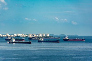 Japan-linked Vessels Complete Hormuz Transit, Crews Evacuated